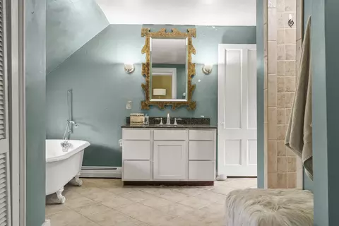 Bath - 320 E Pittston Rd, Dresden, ME 04342 photo 3 of 5