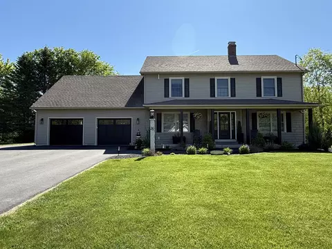 25 Constitution Ave, Hampden, ME 04444