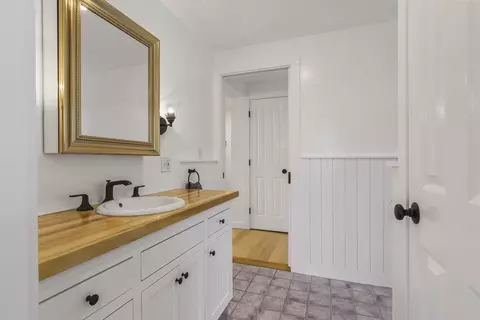 Bath - 49 Desert Rd, Freeport, ME 04032 photo 1 of 2