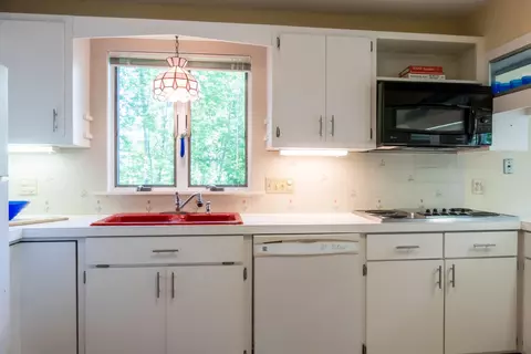 Kitchen - 15 Cushing Briggs Rd, Freeport, ME 04032 photo 4 of 9