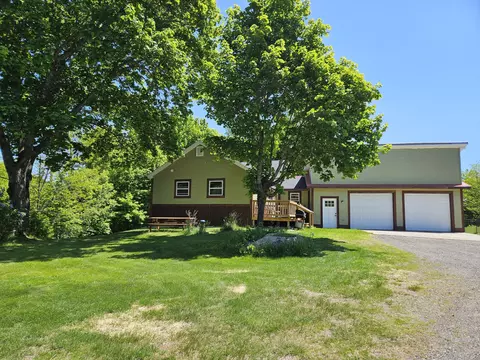 662 Temple Rd, Farmington, ME 04938