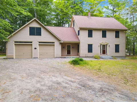 87 Memorial Dr, Winthrop, ME 04364