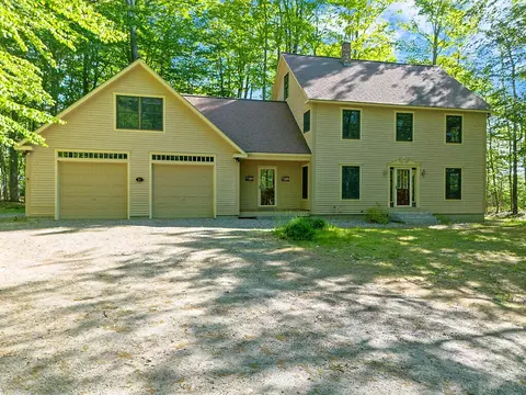 87 Memorial Dr, Winthrop, ME 04364