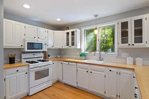 2 Earline Cir, York, ME 03909