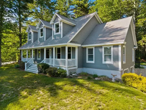 2 Earline Cir, York, ME 03909