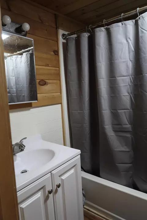 Bath - 2 Debras Pl, Augusta, ME 04330 photo 2 of 3