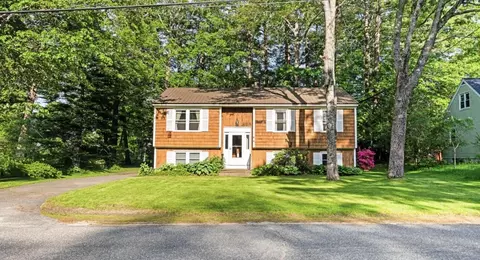 57 Barrows Dr, Topsham, ME 04086