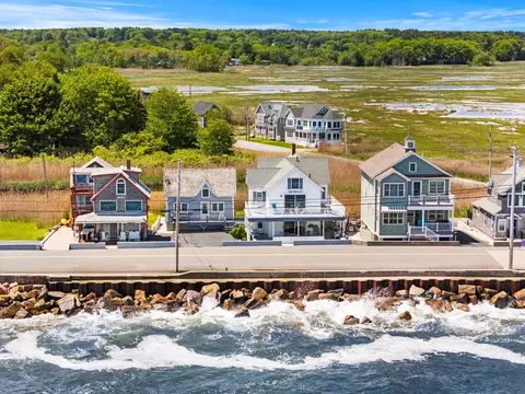 403 Webhannet Dr, Wells, ME 04090