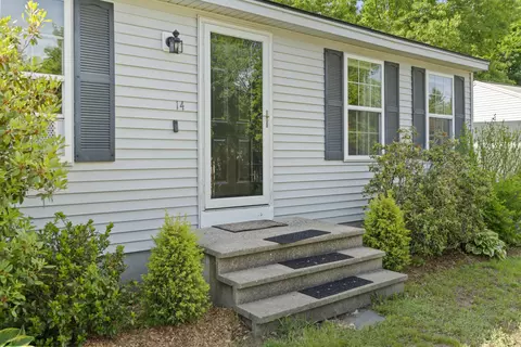 14 Willowdale Dr, Gorham, ME 04038