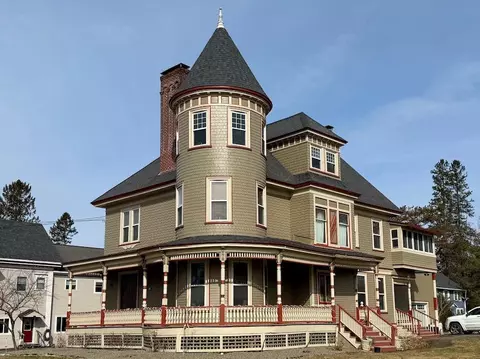 32 Pleasant St, Houlton, ME 04730