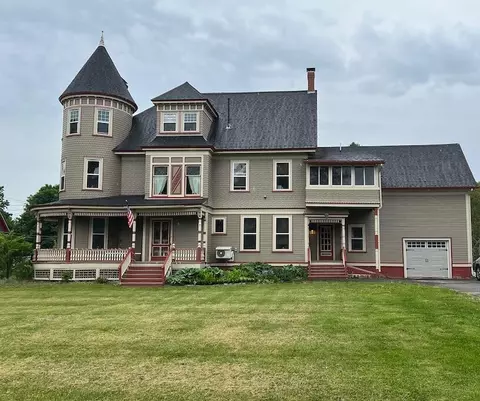 32 Pleasant St, Houlton, ME 04730