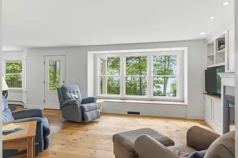 Living - 10 Chickadee Ln, Freeport, ME 04032 photo 3 of 4