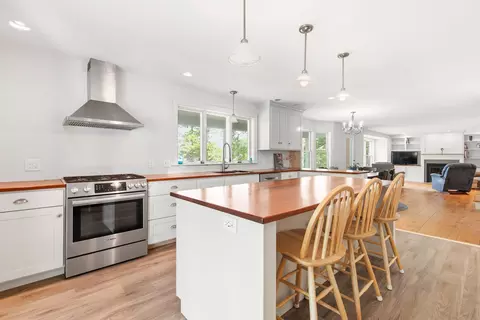 Kitchen - 10 Chickadee Ln, Freeport, ME 04032 photo 7 of 7