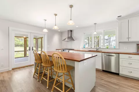 Kitchen - 10 Chickadee Ln, Freeport, ME 04032 photo 3 of 7