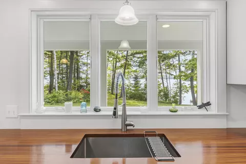 Kitchen - 10 Chickadee Ln, Freeport, ME 04032 photo 5 of 7