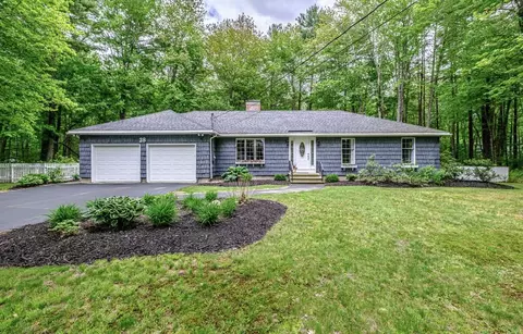28 Woodhaven Dr, Kennebunk, ME 04043