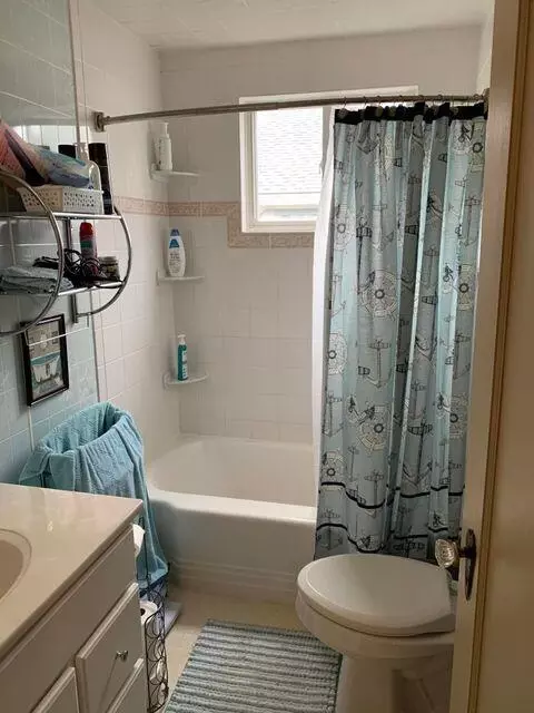 Bath - 29 Somerset St, Millinocket, ME 04462 photo 1 of 2