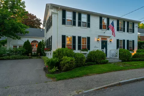 4 Elm St, Kennebunkport, ME 04046