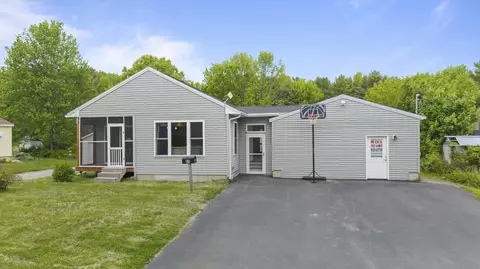 81 Bowman St, Farmingdale, ME 04344