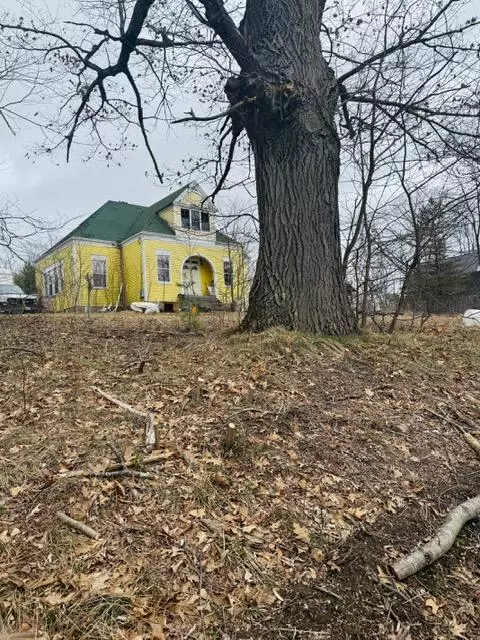 90 N Main St, Monmouth, ME 04265