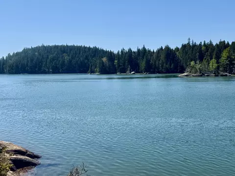 7 Young Rd, Vinalhaven, ME 04863