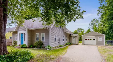 32 Main St, Raymond, ME 04071