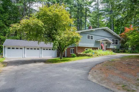 17 Apple Tree Ln, Manchester, ME 04351