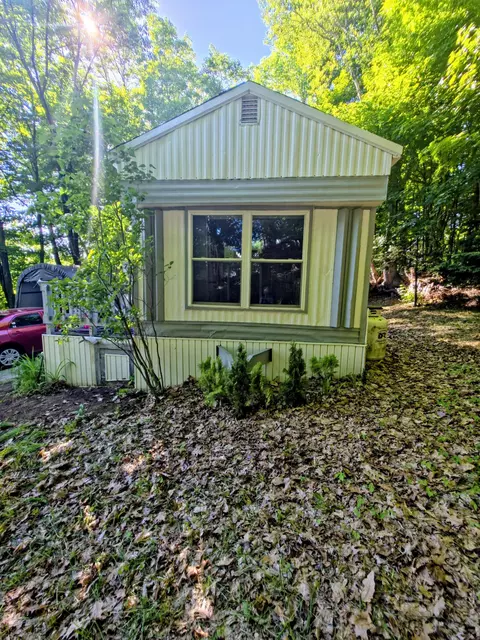 7 Whitman St, Mexico, ME 04257