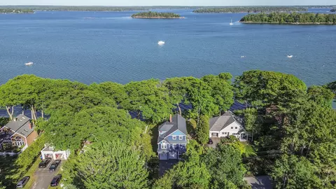 86 Maquoit Dr, Freeport, ME 04032