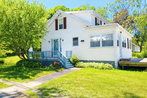 32 School St, Belgrade, ME 04917