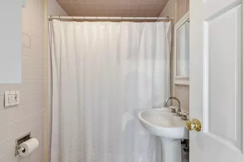 Bath - 30 Seaview Ave, Ogunquit, ME 03907 photo 1 of 2