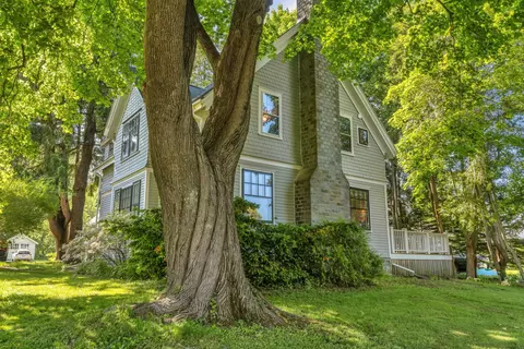 218 Broadway St, Rockland, ME 04841