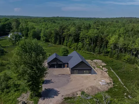 40 Smiling Acres Dr, Freeport, ME 04032