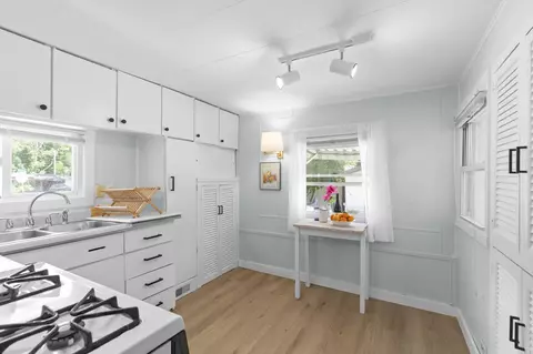 2 Cherry Ln, Kittery, ME 03904