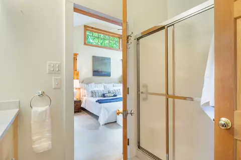 Bath - 107 Highland Ave, Ogunquit, ME 03907 photo 2 of 2