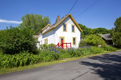 15 Tea St, Rockland, ME 04841