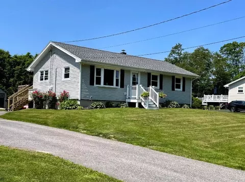 4 Queens Dr, Scarborough, ME 04074