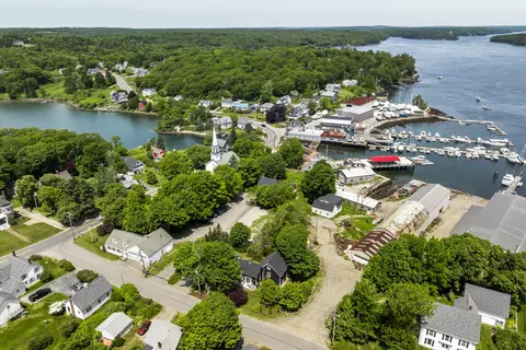 10 School St, Boothbay, ME 04544