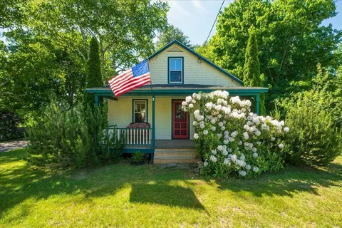 6 Thomas St, Camden, ME 04843