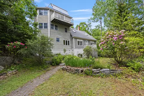 238 Brackett Ave, Peaks Island, ME 04108