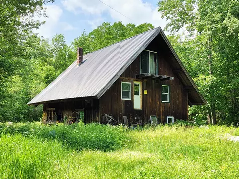 10 Amber Ln, Hudson, ME 04449