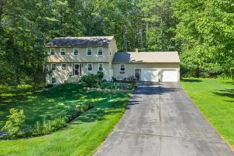 9 Juniper Ln, Falmouth, ME 04105