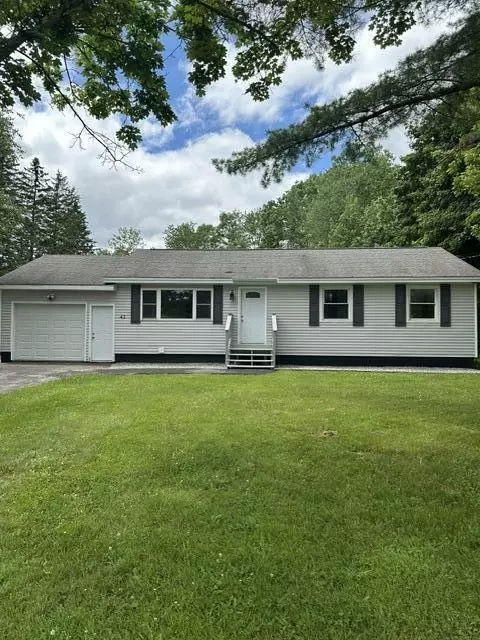 41 Thompson Rd, Veazie, ME 04401