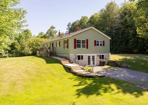 256 Meadow Rd, Topsham, ME 04086