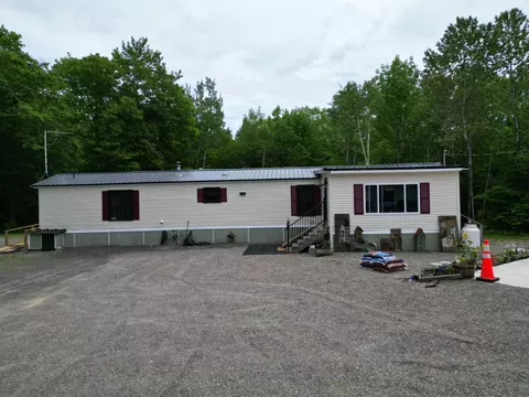 43 York St, Medway, ME 04460
