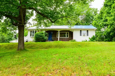 62 Campbell Rd, Leeds, ME 04263