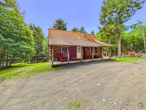 15 N Ridge Rd, Beaver Cove, ME 04441