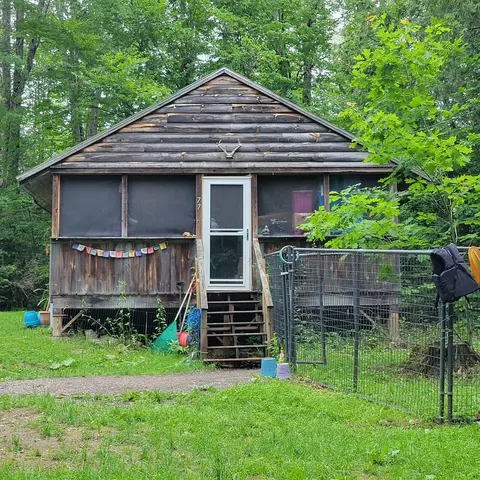 77 Hart St, Newport, ME 04953