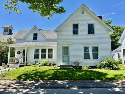 8 Pleasant St, Vinalhaven, ME 04863