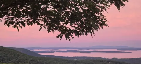 251 Mount Pleasant St, Rockport, ME 04856